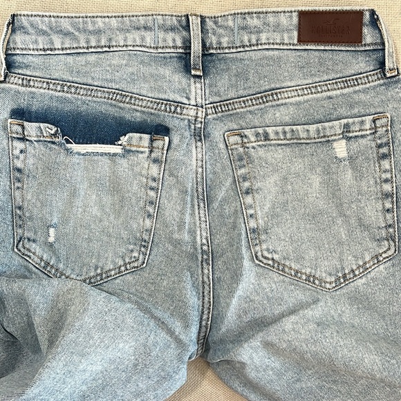 Hollister Curvy High Rise Mom Jean - Light Wash - Picture 3 of 4